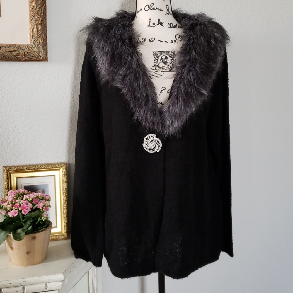 Black cardigan sweater w/faux fur collar NWT